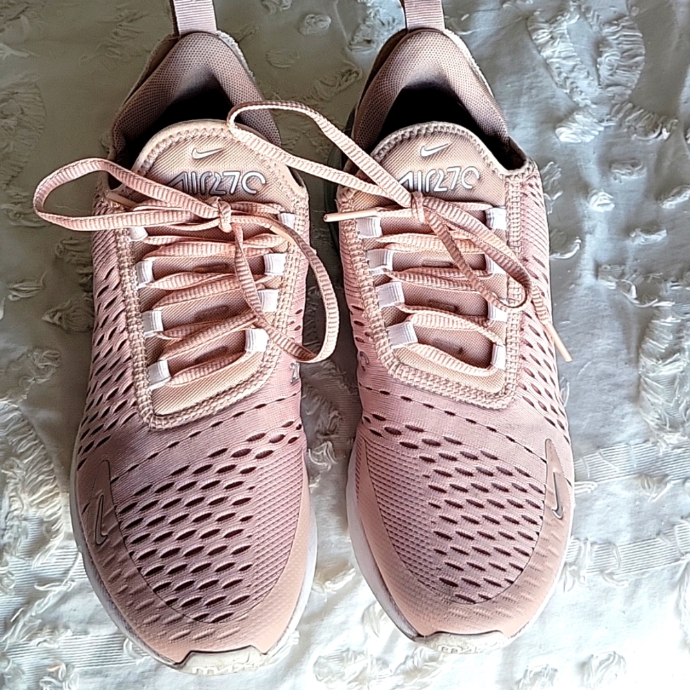 Nike Air Max 270 in pink
